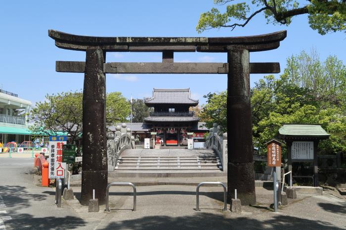 水田の石造鳥居