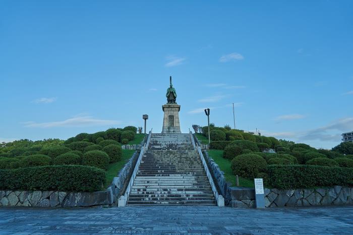 銅造亀山上皇立像